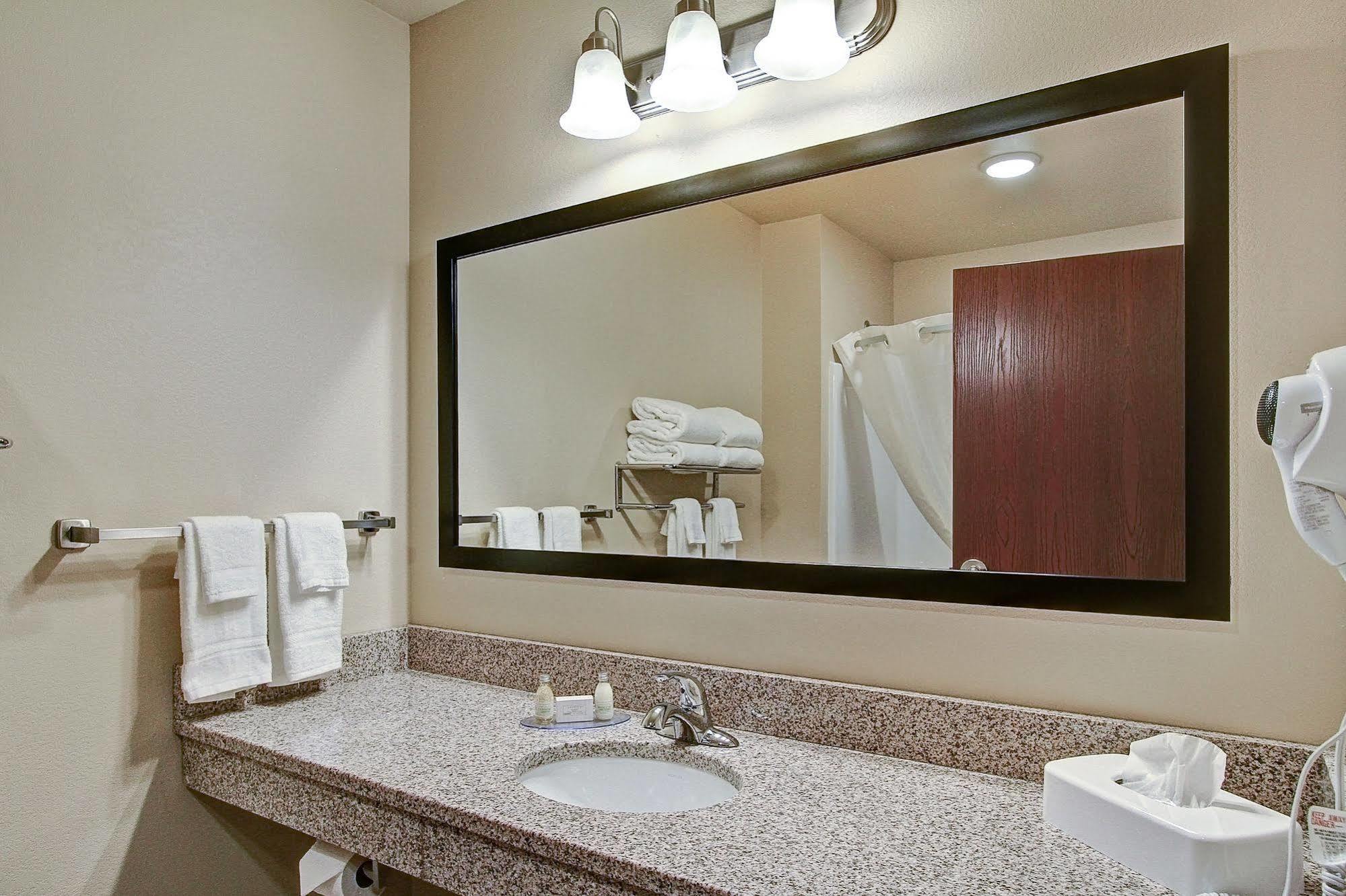 Cobblestone Hotel & Suites Pulaski/Green Bay Exterior foto