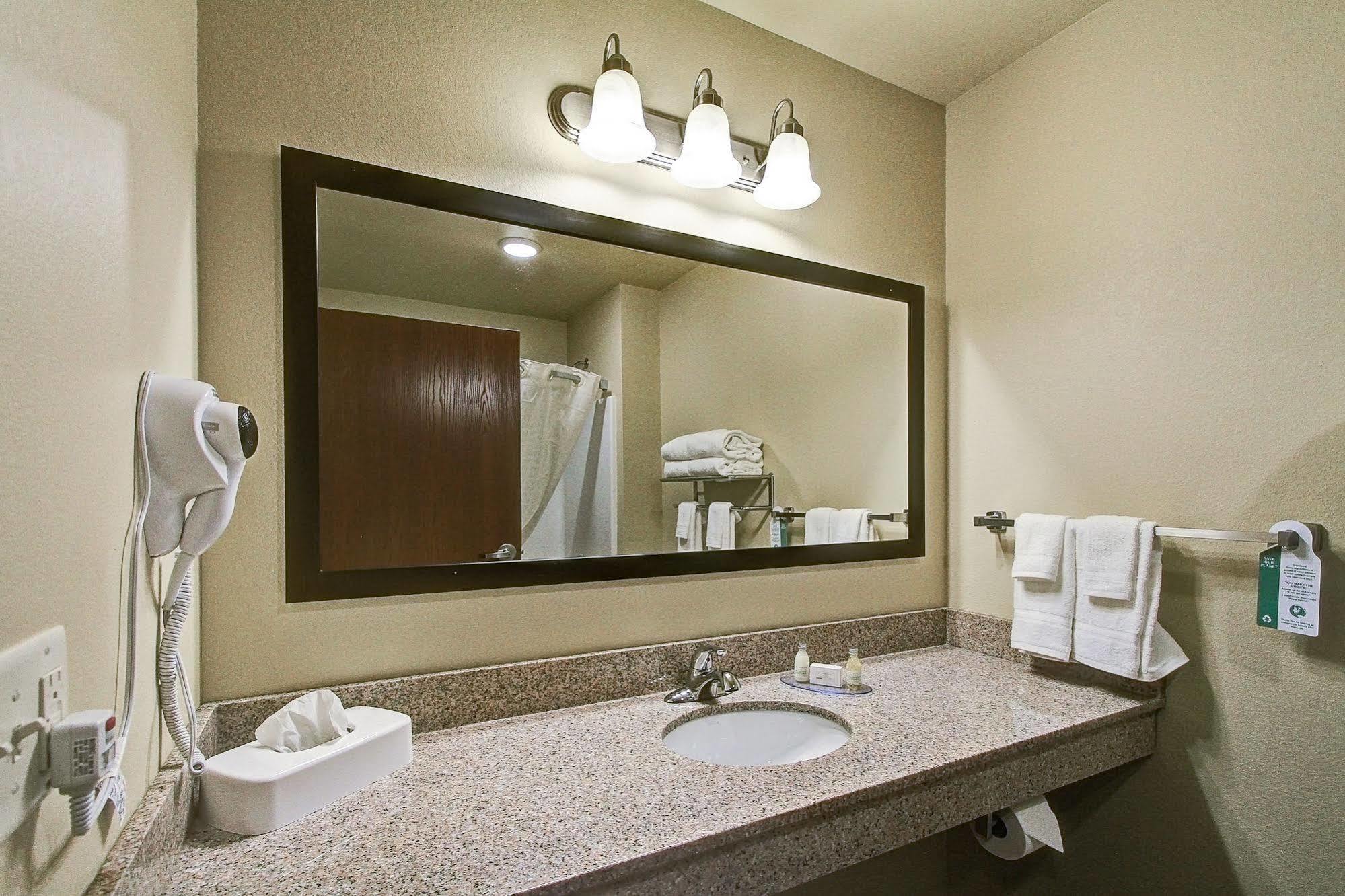 Cobblestone Hotel & Suites Pulaski/Green Bay Exterior foto